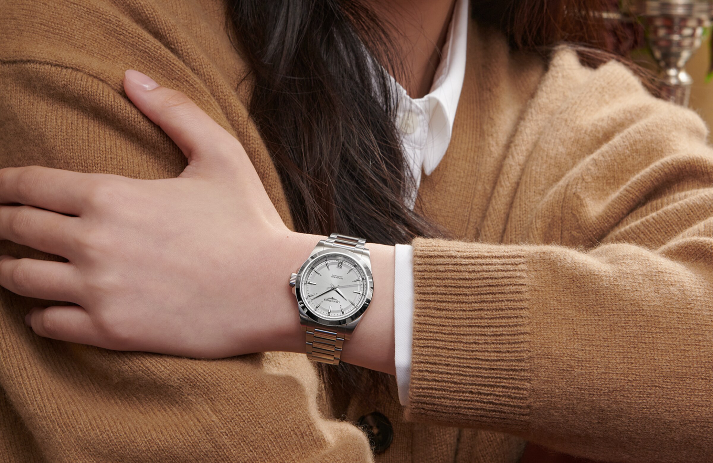 Barbara Palvin wearing conquest 2024 blue dial L3.430.4.92.6-desktop800X1120