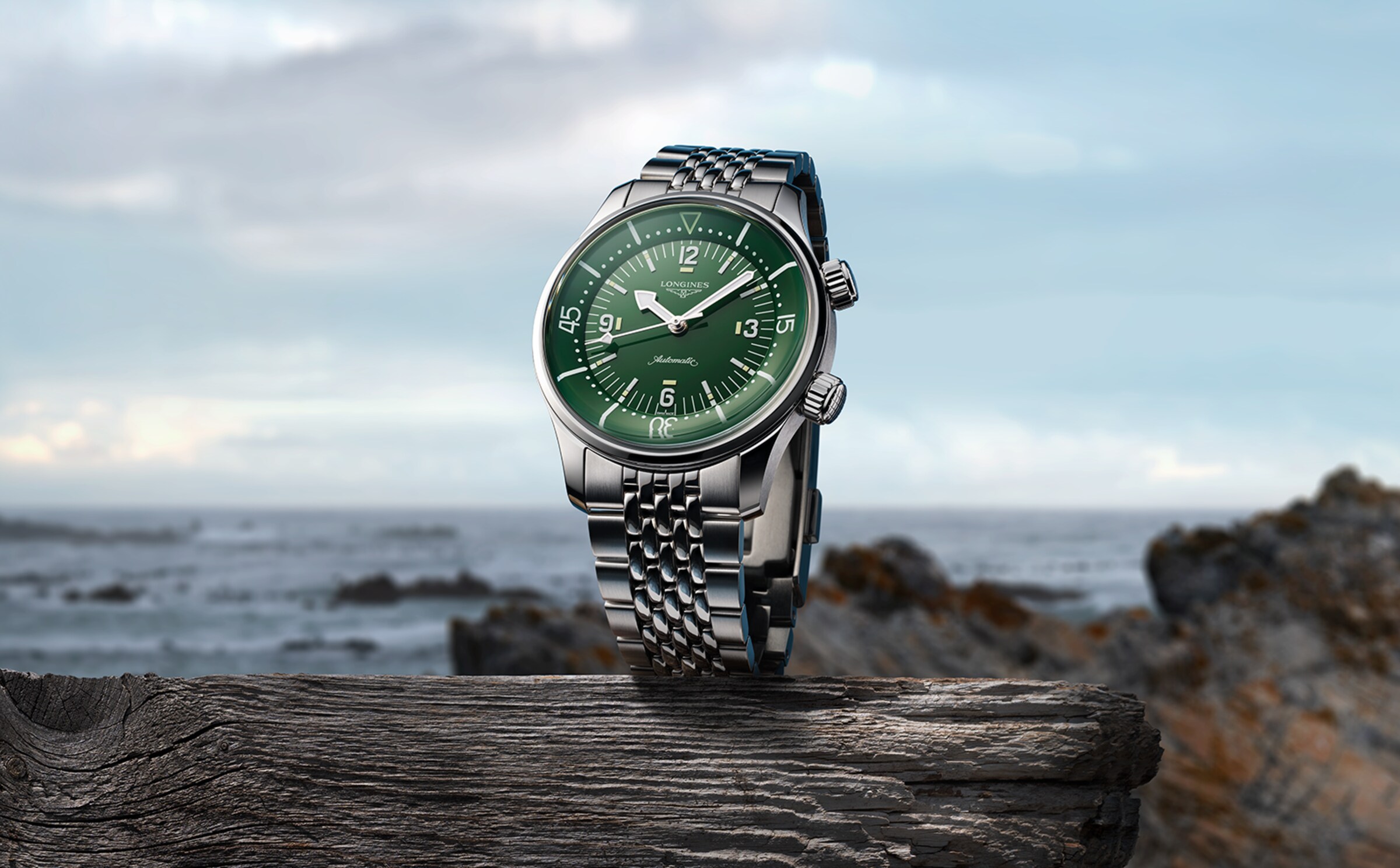 Longines Legend Diver in green dial and steel bracelet L3.764.4.06.6 1600X992 desktop (2)